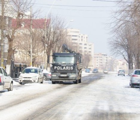 Angajaţii de la Polaris au spart ieri gheaţa din jurul şcolilor şi pieţelor